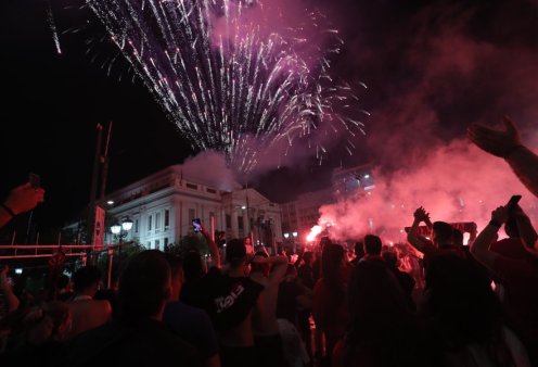 Ο Ολυμπιακός έβγαλε όλη την Ελλάδα στους δρόμους: Πανηγυρίζουν σε όλες τις πόλεις - Δείτε βίντεο