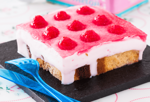 Ντίνα Νικολάου: Η πεντανόστιμη & δροσερή τούρτα με απαλό παντεσπάνι-κέικ και τυρένια κρέμα με γεύση κόκκινων φρούτων - Απολαύστε την !