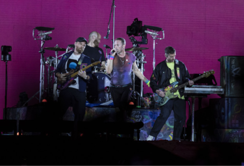 Coldplay: Συγκλονιστικό βίντεο από το γύρισμα του videoclip τους στο Ηρώδειο – O Chris Martin γονατίζει & φιλά την σκηνή ως ένδειξη σεβασμού στον ιστορικό τόπο 