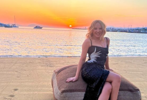 Kylie Minogue: Ποιο ελληνικό νησί επέλεξε η superstar για να περάσει τις διακοπές της – Απολαμβάνει την ελληνική κουζίνα με θέα την θάλασσα (βίντεο)