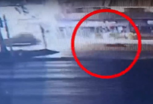 Σοκαριστικό βίντεο με τροχαίο στην Λεωφόρο Αθηνών: Όχημα εκσφενδόνισε 17χρονη 50 μέτρα μακριά – Την εγκατέλειψε αιμόφυρτη στην άσφαλτο 