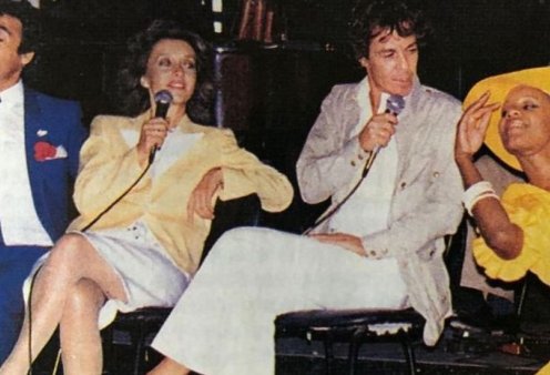 Vintage pic: O Τόλης Βοσκόπουλος, η Αλέκα Κανελλίδου & ο Γιάννης Πάριος τραγουδούν στη βραδινή Αθήνα - Μαζί τους η καλλονή, Υβέτ Τζάρβις
