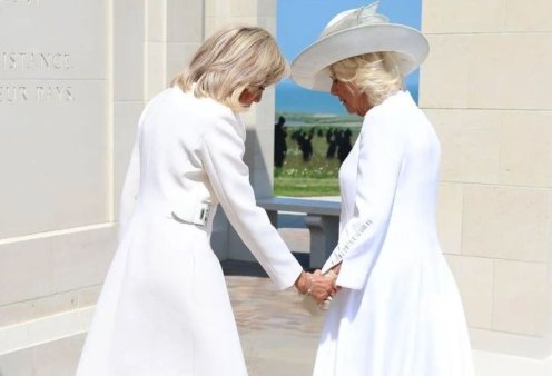 Η αμήχανη στιγμή της Μπριζίτ Μακρόν - Δείτε πως η Βασίλισσα Καμίλα τραβάει το χέρι της - Το έσωσε ο Κάρολος με χειροφίλημα