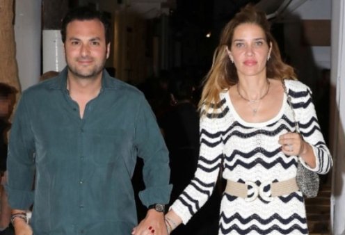 Mykonos vibes: Χεράκι-χεράκι η Άνα Μπεατρίς Μπάρος με τον σύζυγο της, Καρίμ Ελ Σιάτι - Με σικ ασπρόμαυρο πλεκτό φόρεμα (φωτό)