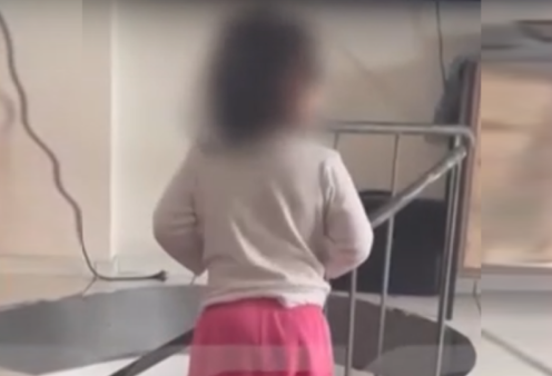 Σοκάρουν οι εικόνες από την κακοποίηση της 3χρονης στο Ηράκλειο: «Δεν είχα καταλάβει τίποτε« λέει η μητέρα - «Χτύπησε στο μπάνιο» είπε ο δράστης (βίντεο)