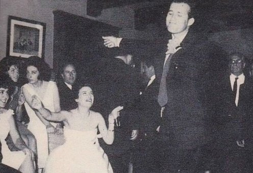 Vintage pic: Ο Δημήτρης Παπαμιχαήλ χορεύει ζεϊμπέκικο στο γάμο της Τζένης Καρέζη με τον Ζάχο Χατζηφωτίου - Εκείνη τον καμαρώνει!