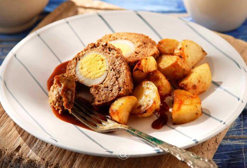 Αργυρώ Μπαρμπαρίγου: Πεντανόστιμο και ζουμερό γεμιστό ρολό κιμά με αυγά, τυρί, ζαμπόν & baby πατάτες βουτύρου - Ονειρεμένο ! (βίντεο)
