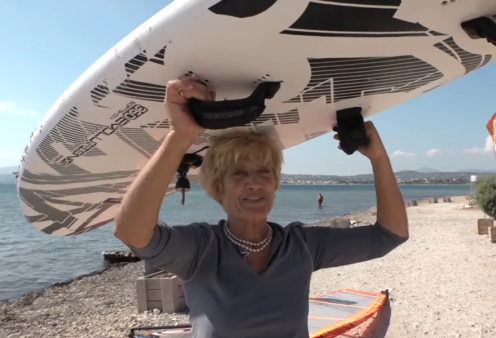 Top woman η Κεφαλονίτισσα Αναστασία Γερολυμάτου: Η 85χρονη είναι η γηραιότερη surfer του πλανήτη - Έκανε τον διάπλου Κεφαλονιά - Ζακύνθος (βίντεο)