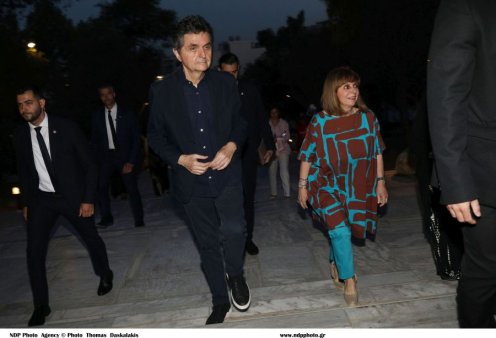Κατερίνα Σακελλαροπούλου: Με εκκεντρικό look στο Ηρώδειο - Τιρκουάζ παντελόνι & φαρδιά πουκαμίσα με chocolat γεωμετρικά σχήματα