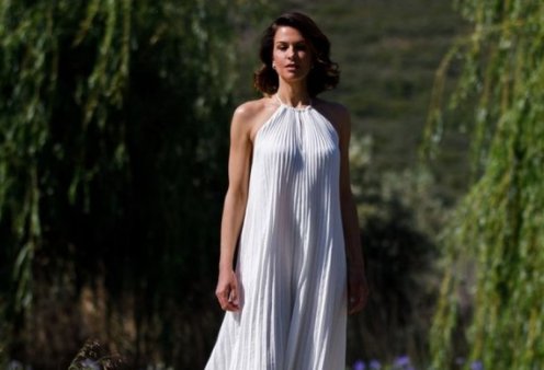 "Πρωθιέρεια" η Τζίνα Αλιμόνου με λευκό grecian φόρεμα - Εγκαινίασε βουτιές με τιρκουάζ ολόσωμο μαγιό (φωτό)