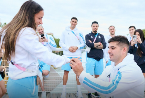 Παρίσι 2024: Ο Αργεντίνος αθλητής Pablo Simonet έσκυψε & ζήτησε την Pilar Campoy σε γάμο – Είπε το «ναι» & επικράτησε ο ενθουσιασμός στο Ολυμπιακό Χωριό (φωτό) 