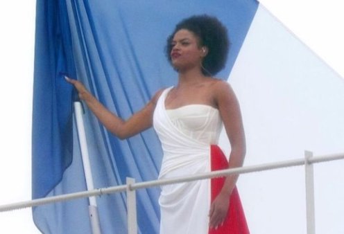 Axelle Saint-Cirel: Με bleu blanc rouge τουαλέτα Dior και η σοπράνο που ερμήνευσε τον εθνικό ύμνο - Εντυπωσιακή & φωνάρα (φωτό-βίντεο)