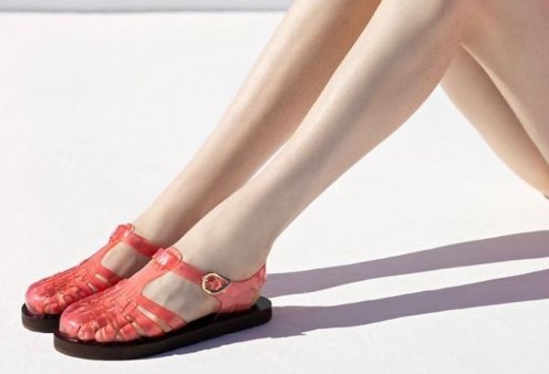 Η Ancient Greek Sandals κάνει διάσημα στον πλανήτη αυτό το καλοκαίρι τα πολύχρωμα πλαστικά "παπούτσια της θείας" (φωτό)