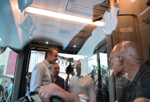 Δείτε φωτό, ο Κυριάκος Μητσοτάκης στο αμαξοστάσιο του ΟΣΥ: Στις 6.00 το πρωί η αιφνιδιαστική επίσκεψη - Του χρόνου θα κυκλοφορούν 900 νέα ηλεκτρικά λεωφορεία