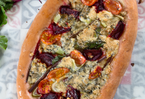 Η Ντίνα Νικολάου μας φτιάχνει το γρήγορο γεύμα: Πεντανόστιμη πίτσα με φλογάτα παντζάρια, ντοματίνια και «δυνατό» μπλε τυρί !