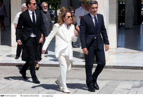 Το τελευταίο "αντίο" στον πρίγκιπα Μιχαήλ της Ελλάδος & της Δανίας - Στα λευκά η σύζυγος του, Μαρίνα Καρέλλα (φωτό)
