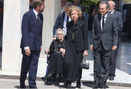 Η Βασίλισσα Σοφία αχώριστη & συγκινητική με την αδερφή της Ειρήνη στο αμαξίδιο - Τα χθεσινά στιγμιότυπα από την κηδεία του Michel de Grece 