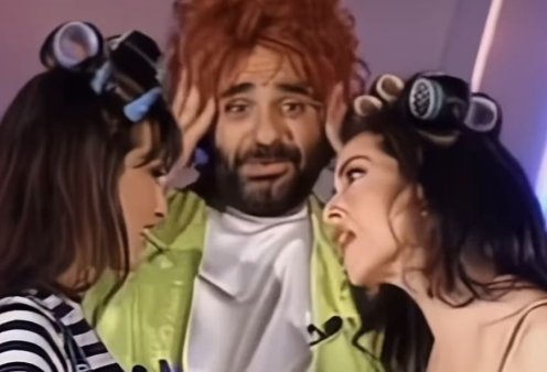 Ξεκαρδιστικό vintage στιγμιότυπο: Ο αείμνηστος Σάκης Μπουλάς προσπαθεί να χωρίσει την Γαρμπή & τη Βίσση που πιάνονται μαλλί με μαλλί ...