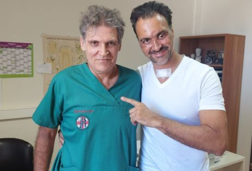 Παραμορφωμένος αλλά σε καλή κατάσταση επιστρέφει ο Ελληνοκαναδός μετά το άγριο ξυλοκόπημα των κρητικών στο Ηράκλειο – Η φωτό με τον γιατρό που τον έσωσε με πολλαπλές εγχειρήσεις 