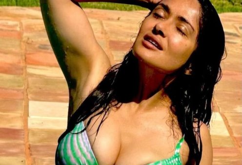 Σάλμα Χάγιεκ: Με προτεταμένο το πλούσιο στήθος της έκανε βουτιά στον Αύγουστο! Η σέξι Μεξικάνα φοράει ένα πράσινο μαγιό του ονείρου (βίντεο)