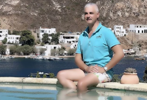 Άρης Σπηλιωτόπουλος: Καλωσορίζει τον Αύγουστο: Χαλαρός με το μαγιό του σε πισίνα της Πάτμου (φωτό)