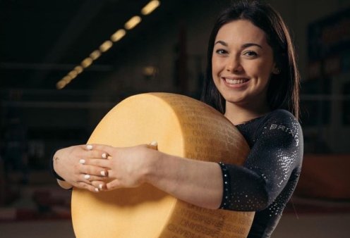 Η Ιταλίδα πρωταθλήτρια της ενόργανης πάνω σε ένα τεράστιο κεφάλι παρμεζάνας με χορηγό την Parmigiano Reggiano - "Πικάντικες" φωτό