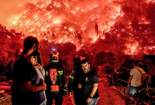 Απανθρακωμένοι οι δύο αγνοούμενοι από τη φωτιά στο Ξυλόκαστρο: Πήγαιναν σε μαντρί να βοηθήσουν συγχωριανό τους και κάηκαν - 30 χλμ. το μέτωπο της πυργκαγιάς (βίντεο)