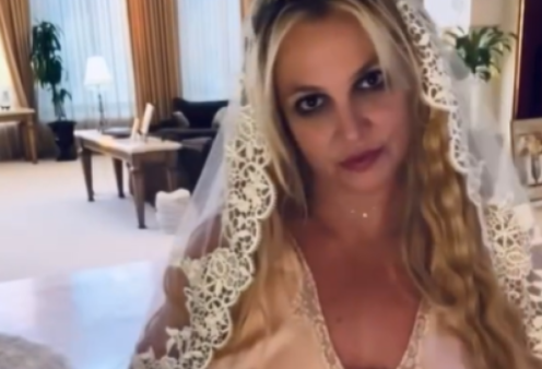 Britney Spears: Το τερμάτισε εντελώς - Παντρεύτηκε τον εαυτό της & ποζάρει με νυφικό & πέπλο – «Νομίζω ότι είναι το πιο ωραίο πράγμα που έχω κάνει ποτέ» (βίντεο)