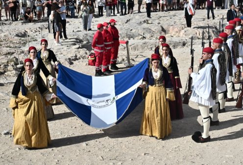 Σε κλίμα συγκίνησης η έπαρση της σημαίας στην Ακρόπολη για τα 80 χρόνια από την Απελευθέρωση της Αθήνας από τους Γερμανούς – Δείτε φωτό & βίντεο