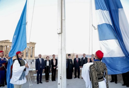 28η Οκτωβρίου: H έπαρση σημαίας από τους Εύζωνες στον Ιερό Βράχο της Ακρόπολης (φωτό)