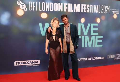 Andrew Garfield: Έλειπε η συμπρωταγωνίστριά του, Florence Pugh από το κόκκινο χαλί, όμως βρήκε την λύση – Κυκλοφορούσε με το χάρτινο ομοίωμά της (φωτό)