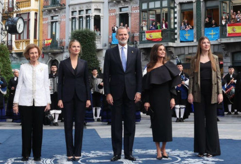 Σύσσωμη η βασιλική οικογένεια της Ισπανίας! – Η Βασίλισσα Λετίσια με super chic Carolina Herrera off the shoulder φόρεμα – Με “office style” οι Πριγκίπισσες της (φωτό)