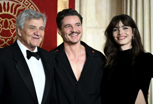 Πρεμιέρα Gladiator 2: Ο Pedro Pascal συνοδεύτηκε από την καλλονή τρανς αδελφή του & τον πατέρα τους – Ποια είναι η Lux που μαγνήτισε τα βλέμματ (φωτό & βίντεο)