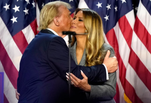 Melania Trump: Το γκρι αρζάν αυστηρό look της Πρώτης Κυρίας των ΗΠΑ – Ταγιέρ & midi φόρεμα – Το τυπικό φιλί του ζευγαριού (φωτό & βίντεο)