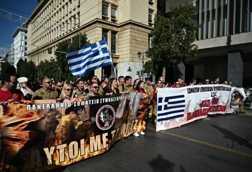 Απεργία ΓΣΕΕ-ΑΔΕΔΥ: Σε εξέλιξη οι πορείες στο κέντρο της Αθήνας - Δείτε φωτογραφίες από τις κινητοποιήσει των εργαζομένων