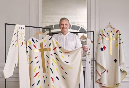 Ο Jean-Charles de Castelbajac δημιούργησε τα νέα αμφία για τους ιερείς της Παναγιάς των Παρισίων που ανοίγει ξανά τις πόρτες της στις 8 Δεκεμβρίου (φωτό)