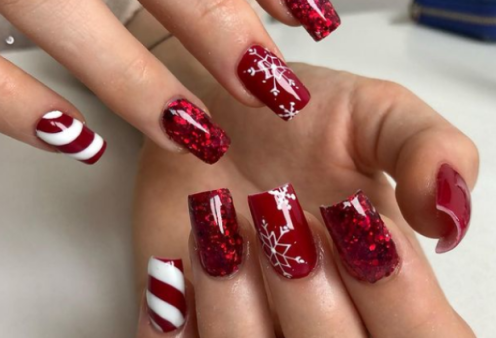 Xmas nails: Παιχνιδιάρικα σχέδια που μπορείς να κάνεις ακόμη και μόνη σου - Θα σε ζηλεύουν όλοι στο Χριστουγεννιάτικο τραπέζι