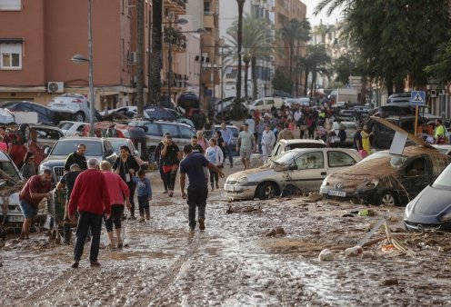 Συγκλονίζουν μαρτυρίες επιζώντων από την πλημμύρα στη Βαλένθια: Βρίσκουν πτώματα σε πάρκινγκ και δρόμους - 158 οι νεκροί (φωτό & βίντεο)