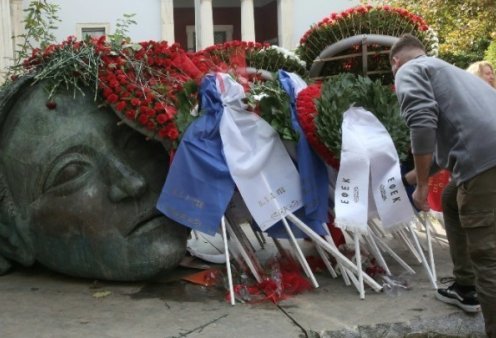 51 χρόνια από την εξέγερση του Πολυτεχνείου - Υπό βροχή άνοιξε τις πύλες του (φωτό)