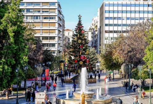 Βίντεο με την άφιξη του Χριστουγεννιάτικου δέντρου στην πλατεία Συντάγματος - Έχει ύψος 19,5 μέτρα και είχε φυτευτεί πριν από 61χρόνια