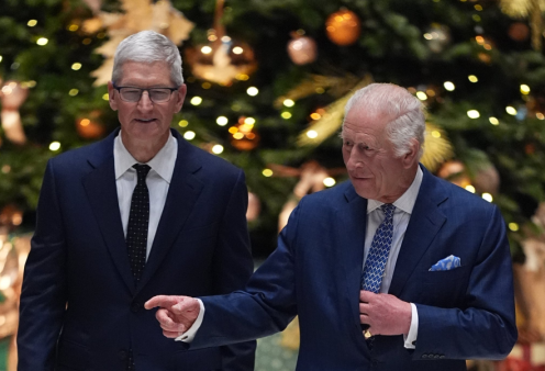 Ο Βασιλιάς Κάρολος με τον CEO της Apple, Tim Cook: Μαζί στο χριστουγεννιάτικο κατάστημα-γίγαντα της τεχνολογίας στην καρδιά του Λονδίνου (φωτό & βίντεο)