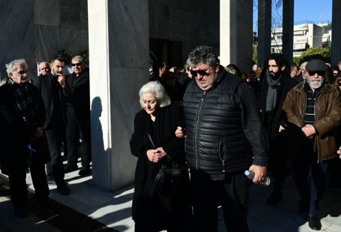 Κηδεία Δημήτρη Ήμελλου: Υποβασταζόμενη η μητέρα του – Συντετριμμένα τα αδέλφια & ο γιος του – Ποιοι έδωσαν το «παρών» στο τελευταίο αντίο (φωτό & βίντεο)