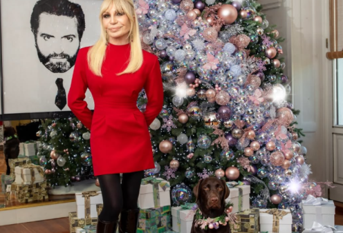 Η μοναξιά της Donatella Versace στη χριστουγεννιάτικη κάρτα της - Ποζάρει ανανεωμένη μεν με τον σκύλο μόνο δε - Που είναι η κόρη της; (φωτό)