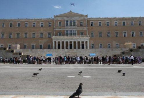 Δεύτερο σκληρό περιστατικό με αστυνομικό της Βουλής - Τον κατήγγειλε η πρώην σύζυγος για βίαιη συμπεριφορά & απειλές (βίντεο)