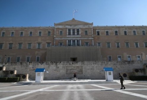 Σε διαθεσιμότητα ο δεύτερος αστυνομικός της Βουλής που συνελήφθη για ενδοοικογενειακή βία – «Καθαρός» ο φάκελός του (βίντεο)