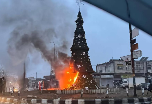 Συρία: Πυρπόλησαν Χριστουγεννιάτικο δέντρο - Διαδηλώσεις από τους Χριστιανούς - "Θα τιμωρηθούν οι δράστες" λέει ο πνευματικός ηγέτης της χώρας (φωτό & βίντεο)