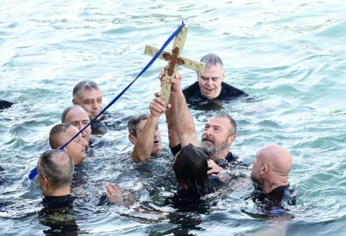 Θεοφάνια: Δείτε τις συγκλονιστικές εικόνες από τον Καθαγιασμό των Υδάτων στον Πειραιά – Το «παρών» έδωσαν οι Σ. Φάμελλος, Γ. Γεραπετρίτης & Ν. Χαρδαλιάς