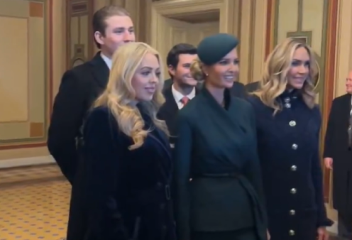 Barron Trump: Η στιγμή που κάνει photobombing στις αδελφές του – Η επική αντίδραση της Ivanka (βίντεο)