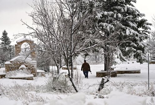 Επελαύνει η κακοκαιρία - Χιονοπτώσεις στη βόρεια Ελλάδα, καταιγίδες στην Αττική - Κλειστά τα σχολεία (βίντεο)