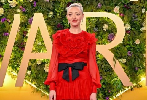 Amanda Seyfried: Ρομαντικό look με κατακόκκινη τουαλέτα Valentino - Οι λεπτομέρειες έκαναν τη διαφορά! (φωτό-βίντεο)